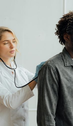 Doctor revisando sintomas